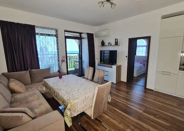 луксозен в резиденция лазурен бряг Бургас